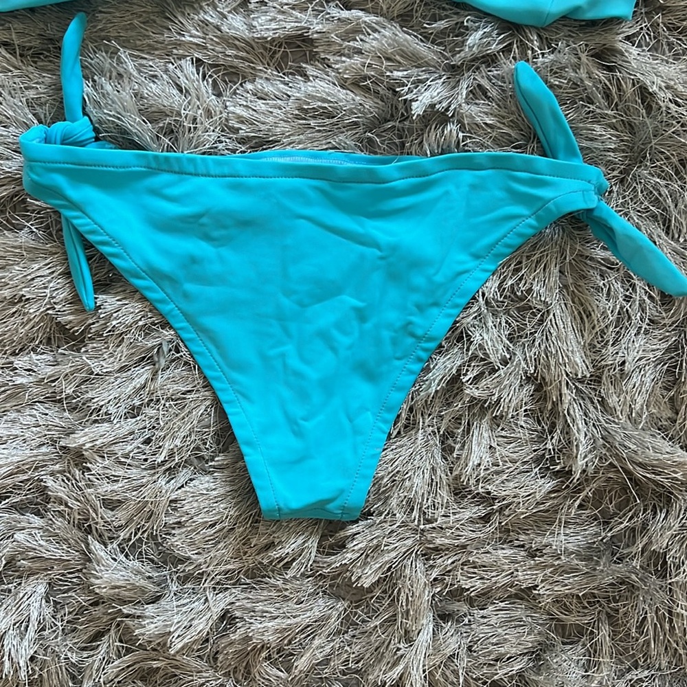 Bikini 👙 - Picture 2 of 3